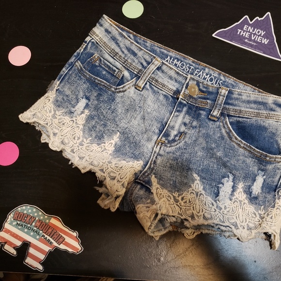 🔴 SOLD 2 pairs of Jean shorts - Picture 3 of 7